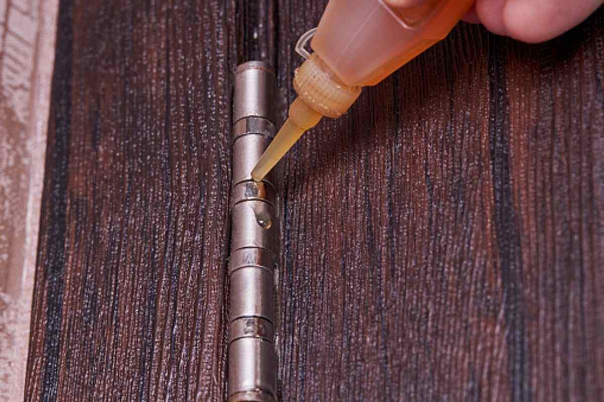 how to fix a squeaky door